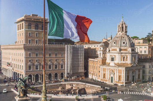 Blick auf Piazza Venezia, Palazzo Bonaparte und Santa Maria di Loreto - Rom, Latium, Italien